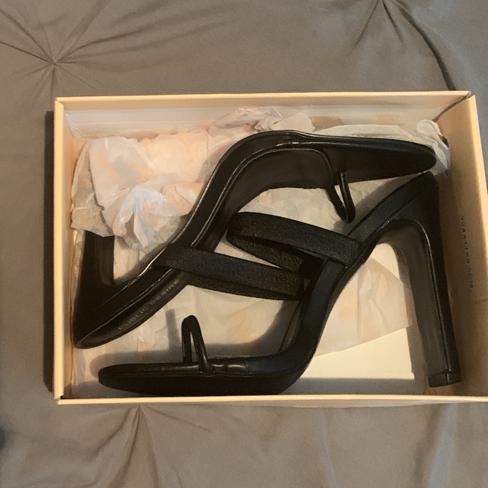 Black heels - Picture 3 of 3